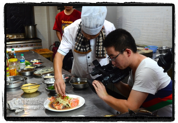 此次攝制組通過拍攝婺源代表名菜糊豆腐、粉蒸肉、荷包紅魚、賽鵝頸及地方小吃清明果、灰汁果、糯米子糕等來詮釋婺源美食經(jīng)典，展示婺源食文化，打造獨(dú)屬婺源的美食符號(hào)。