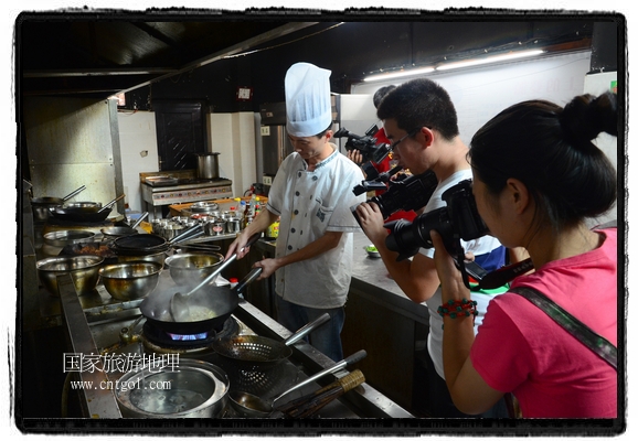 此次攝制組通過拍攝婺源代表名菜糊豆腐、粉蒸肉、荷包紅魚、賽鵝頸及地方小吃清明果、灰汁果、糯米子糕等來詮釋婺源美食經(jīng)典，展示婺源食文化，打造獨(dú)屬婺源的美食符號(hào)。