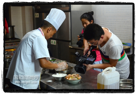 此次攝制組通過拍攝婺源代表名菜糊豆腐、粉蒸肉、荷包紅魚、賽鵝頸及地方小吃清明果、灰汁果、糯米子糕等來詮釋婺源美食經(jīng)典，展示婺源食文化，打造獨(dú)屬婺源的美食符號(hào)。