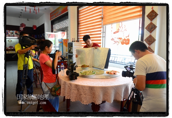 此次攝制組通過拍攝婺源代表名菜糊豆腐、粉蒸肉、荷包紅魚、賽鵝頸及地方小吃清明果、灰汁果、糯米子糕等來詮釋婺源美食經(jīng)典，展示婺源食文化，打造獨(dú)屬婺源的美食符號(hào)。