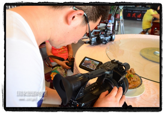 此次攝制組通過拍攝婺源代表名菜糊豆腐、粉蒸肉、荷包紅魚、賽鵝頸及地方小吃清明果、灰汁果、糯米子糕等來詮釋婺源美食經(jīng)典，展示婺源食文化，打造獨(dú)屬婺源的美食符號(hào)。