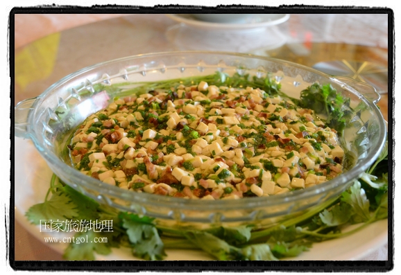 此次攝制組通過拍攝婺源代表名菜糊豆腐、粉蒸肉、荷包紅魚、賽鵝頸及地方小吃清明果、灰汁果、糯米子糕等來詮釋婺源美食經(jīng)典，展示婺源食文化，打造獨(dú)屬婺源的美食符號(hào)。