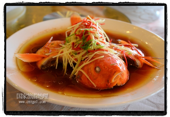 此次攝制組通過拍攝婺源代表名菜糊豆腐、粉蒸肉、荷包紅魚、賽鵝頸及地方小吃清明果、灰汁果、糯米子糕等來詮釋婺源美食經(jīng)典，展示婺源食文化，打造獨(dú)屬婺源的美食符號(hào)。