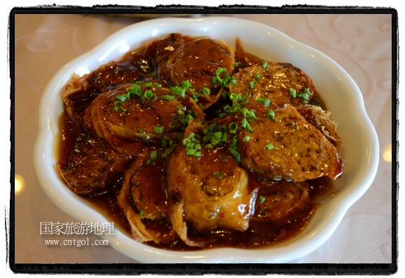 此次攝制組通過拍攝婺源代表名菜糊豆腐、粉蒸肉、荷包紅魚、賽鵝頸及地方小吃清明果、灰汁果、糯米子糕等來詮釋婺源美食經(jīng)典，展示婺源食文化，打造獨(dú)屬婺源的美食符號(hào)。