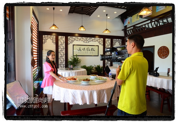 此次攝制組通過拍攝婺源代表名菜糊豆腐、粉蒸肉、荷包紅魚、賽鵝頸及地方小吃清明果、灰汁果、糯米子糕等來詮釋婺源美食經(jīng)典，展示婺源食文化，打造獨(dú)屬婺源的美食符號(hào)。