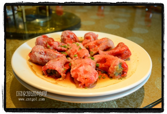 此次攝制組通過拍攝婺源代表名菜糊豆腐、粉蒸肉、荷包紅魚、賽鵝頸及地方小吃清明果、灰汁果、糯米子糕等來詮釋婺源美食經(jīng)典，展示婺源食文化，打造獨(dú)屬婺源的美食符號(hào)。