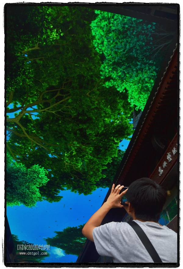 9月8日，在西安市大雁塔景區(qū)，“天幕”景觀吸引游客駐足觀看，并拿出手機拍攝。