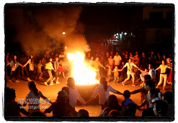 甘肅平?jīng)鍪嗅轻脊沛?zhèn)舉辦了篝火晚會(huì)，1000余名市民參與其中，大家載歌載舞，在歡快熱鬧的氣氛中為每一位父親送祝福。父親節(jié)（Father's Day），顧名思義是感恩父親的節(jié)日。約始于二十世紀(jì)初，起源于美國(guó)，現(xiàn)已廣泛流傳于世界各地，節(jié)日日期因地域而存在差異。