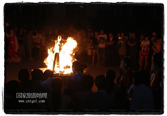 甘肅平?jīng)鍪嗅轻脊沛?zhèn)舉辦了篝火晚會(huì)，1000余名市民參與其中，大家載歌載舞，在歡快熱鬧的氣氛中為每一位父親送祝福。父親節(jié)（Father's Day），顧名思義是感恩父親的節(jié)日。約始于二十世紀(jì)初，起源于美國(guó)，現(xiàn)已廣泛流傳于世界各地，節(jié)日日期因地域而存在差異。