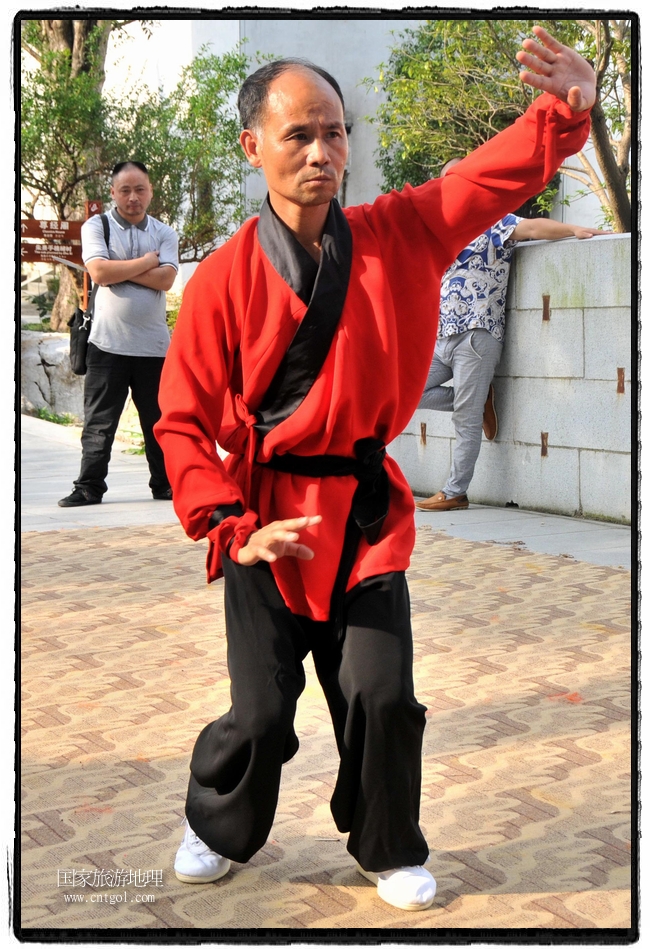 6月20日，小朋友們和中國(guó)武術(shù)愛(ài)好者們?cè)诮魇℃脑纯h熹園景區(qū)表演中國(guó)傳統(tǒng)的中國(guó)武術(shù)功夫，吸引許多游人前來(lái)駐足觀看。當(dāng)日是中國(guó)傳統(tǒng)的端午節(jié)，江西省婺源縣的中國(guó)武術(shù)愛(ài)好者們通過(guò)表演中國(guó)武術(shù)功夫，打太極，表演了少林棍、硬氣功、自選拳等少林寺功夫，讓孩子們從小學(xué)習(xí)中國(guó)武術(shù)，傳承中國(guó)武德，感受先人過(guò)端午的氛圍。