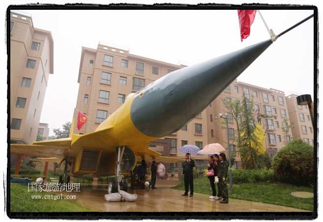 小區(qū)突然出現(xiàn)“飛機坦克”，其中殲15艦載戰(zhàn)斗機一架、99式主戰(zhàn)坦克一輛、武直-10武裝直升機一架，吸引了眾多市民雨中圍觀、合影。