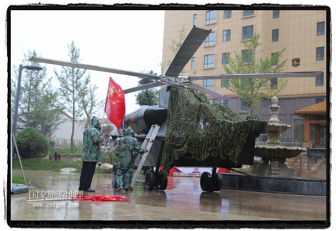小區(qū)突然出現(xiàn)“飛機坦克”，其中殲15艦載戰(zhàn)斗機一架、99式主戰(zhàn)坦克一輛、武直-10武裝直升機一架，吸引了眾多市民雨中圍觀、合影。