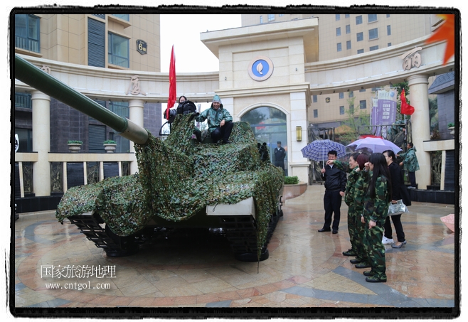 小區(qū)突然出現(xiàn)“飛機坦克”，其中殲15艦載戰(zhàn)斗機一架、99式主戰(zhàn)坦克一輛、武直-10武裝直升機一架，吸引了眾多市民雨中圍觀、合影。