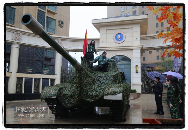 小區(qū)突然出現(xiàn)“飛機坦克”，其中殲15艦載戰(zhàn)斗機一架、99式主戰(zhàn)坦克一輛、武直-10武裝直升機一架，吸引了眾多市民雨中圍觀、合影。