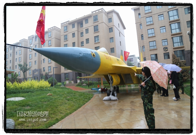 小區(qū)突然出現(xiàn)“飛機坦克”，其中殲15艦載戰(zhàn)斗機一架、99式主戰(zhàn)坦克一輛、武直-10武裝直升機一架，吸引了眾多市民雨中圍觀、合影。