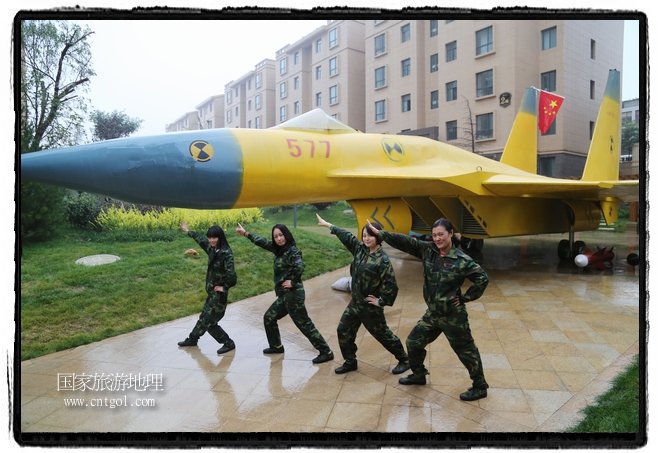 小區(qū)突然出現(xiàn)“飛機坦克”，其中殲15艦載戰(zhàn)斗機一架、99式主戰(zhàn)坦克一輛、武直-10武裝直升機一架，吸引了眾多市民雨中圍觀、合影。