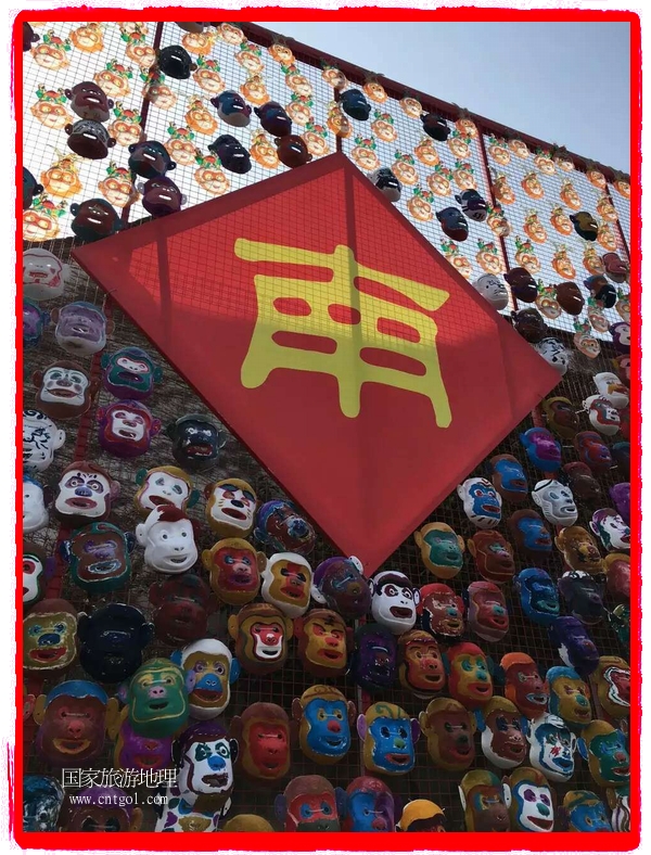中國(guó)規(guī)模最大的猴面具彩繪在南潯古鎮(zhèn)展示。猴子真是今年最紅的動(dòng)物。 