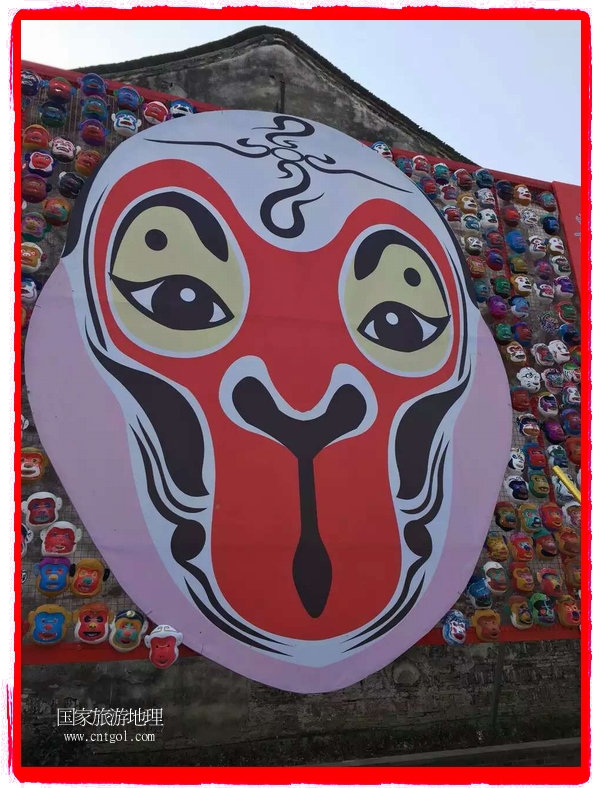 中國(guó)規(guī)模最大的猴面具彩繪在南潯古鎮(zhèn)展示。猴子真是今年最紅的動(dòng)物。 