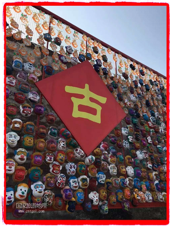 中國(guó)規(guī)模最大的猴面具彩繪在南潯古鎮(zhèn)展示。猴子真是今年最紅的動(dòng)物。 