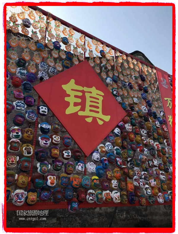 中國(guó)規(guī)模最大的猴面具彩繪在南潯古鎮(zhèn)展示。猴子真是今年最紅的動(dòng)物。 