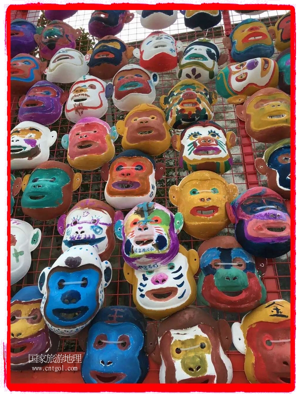 中國(guó)規(guī)模最大的猴面具彩繪在南潯古鎮(zhèn)展示。猴子真是今年最紅的動(dòng)物。 