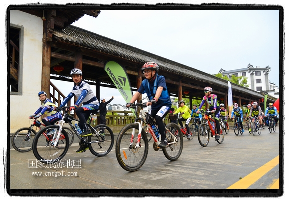 來自江西、安徽、浙江、福建等省市近千名選手參加了比賽，婺源賽道沿途的秀美風(fēng)光和徽派古村落，給參賽選手留下美好的印象。