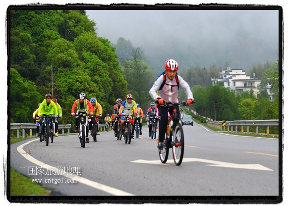 來自江西、安徽、浙江、福建等省市近千名選手參加了比賽，婺源賽道沿途的秀美風(fēng)光和徽派古村落，給參賽選手留下美好的印象。