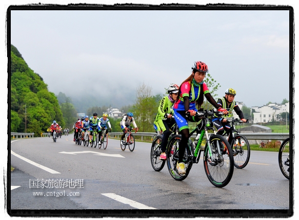 來自江西、安徽、浙江、福建等省市近千名選手參加了比賽，婺源賽道沿途的秀美風(fēng)光和徽派古村落，給參賽選手留下美好的印象。