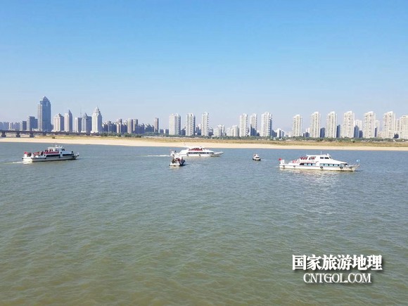 江西開展呵護(hù)一湖清水，嚴(yán)厲打擊非法采砂行動(dòng)（圖）